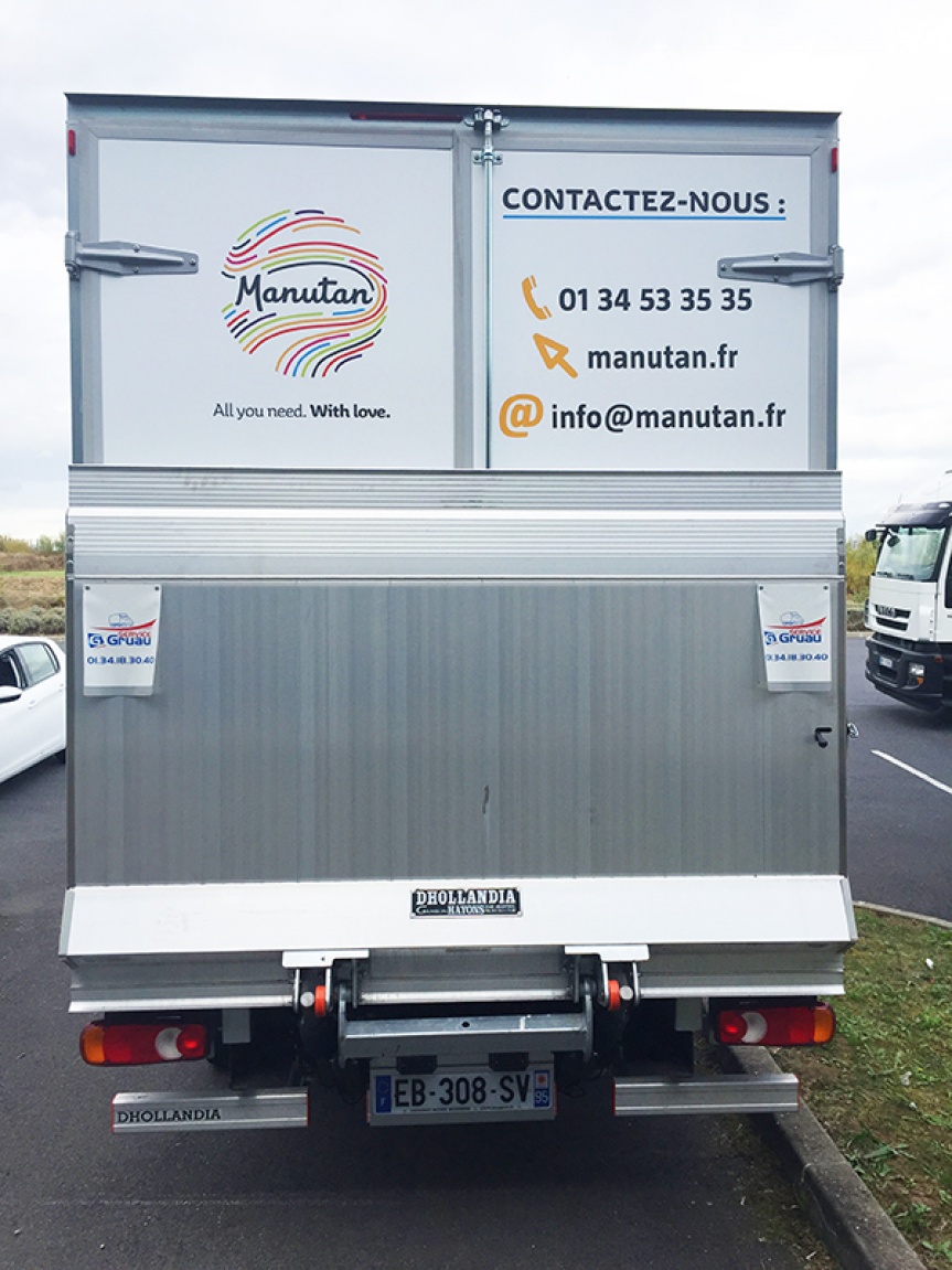 Camion de transport vu de derriÃ¨re sur lequel est affichÃ© des coordonnÃ©es de Manutan