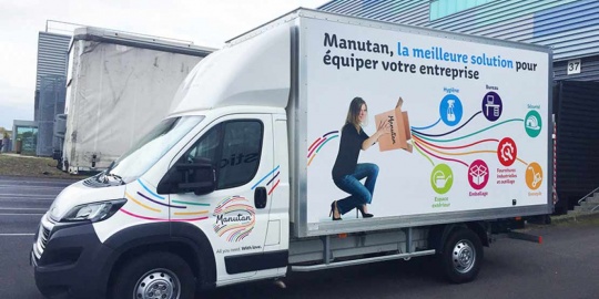 Une camionnette Manutan pour représenter les livraisons personnalisées