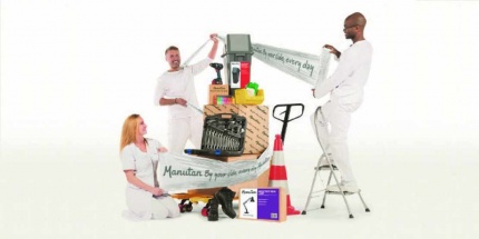 3 personnes emballant des produits pour illustrer que Manutan a lancé sa propre marque de produits