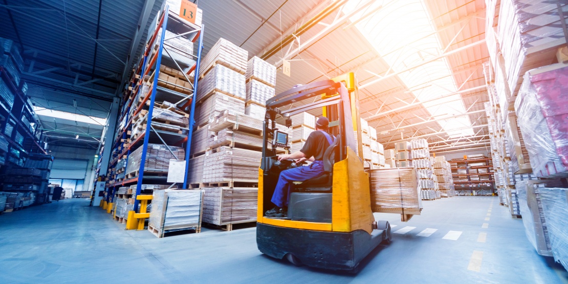 (2) Employé travaillant dans le service logistique  