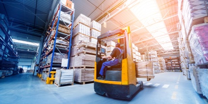 (2) Employé travaillant dans le service logistique  