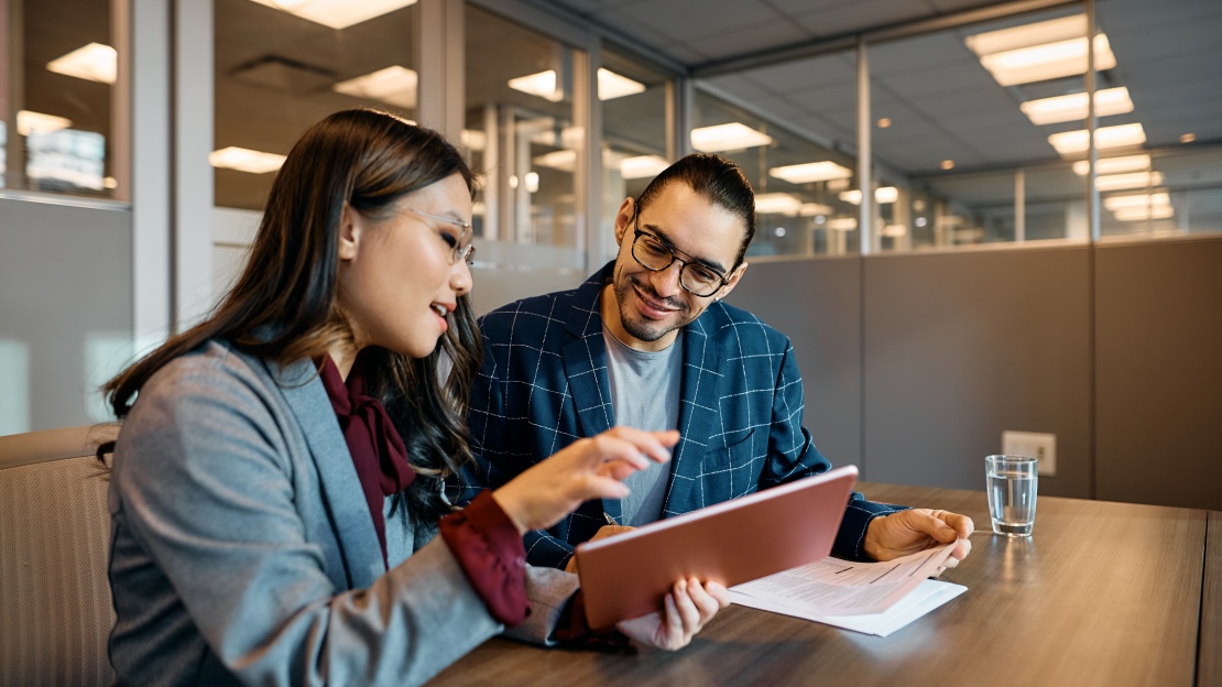 Acheteurs discutant leurs compétences professionnelles