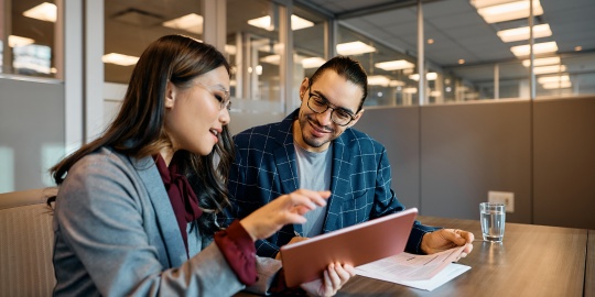 Acheteurs discutant leurs compétences professionnelles