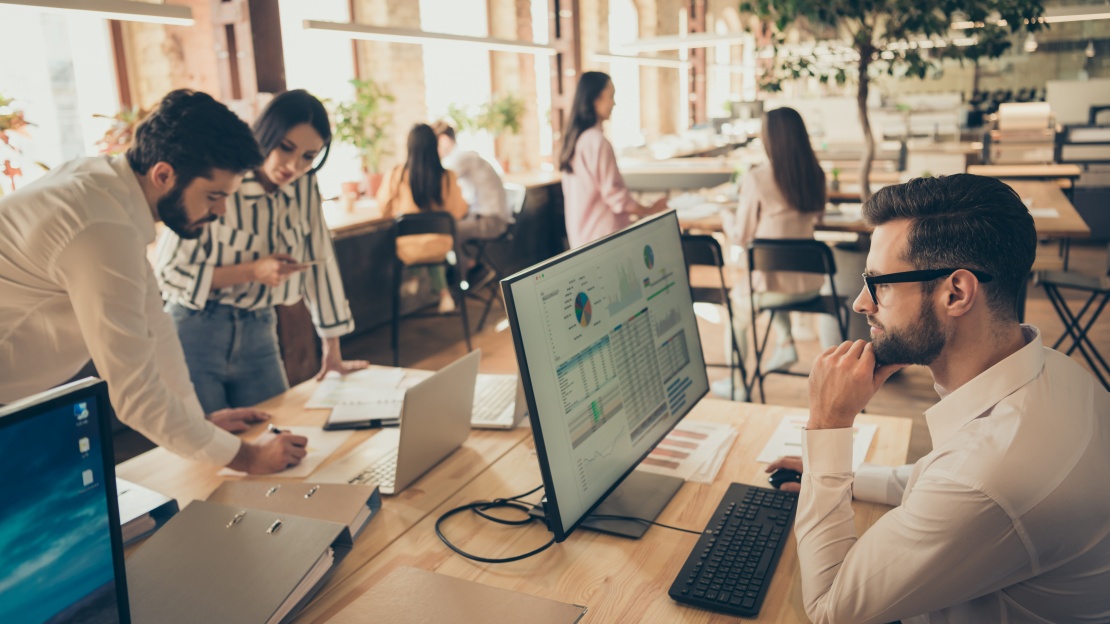 Employé sécurisant la supply chain contre la défaillance d’entreprise