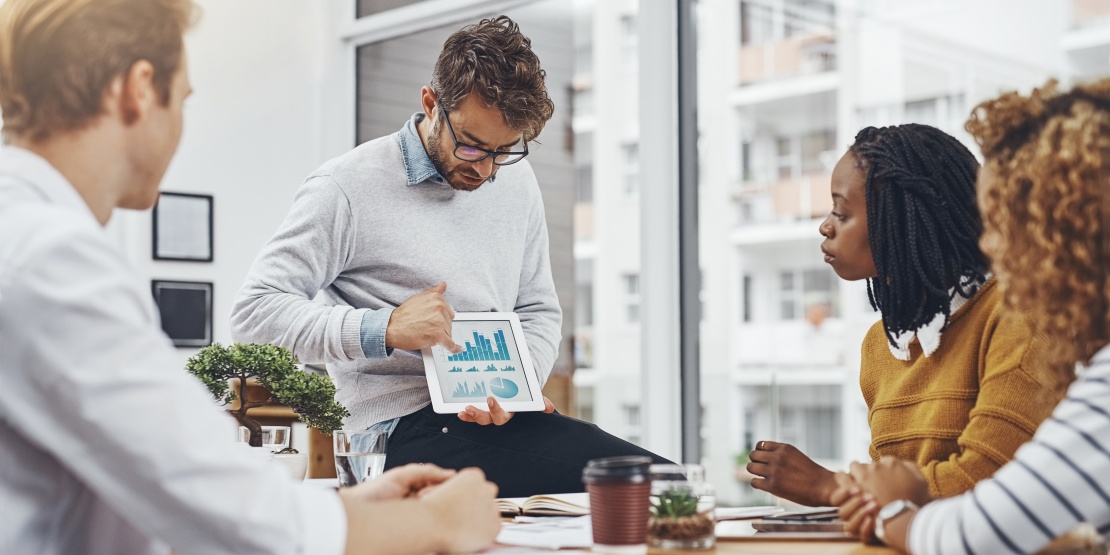 Équipe analysant les résultats du tableau de bord achats