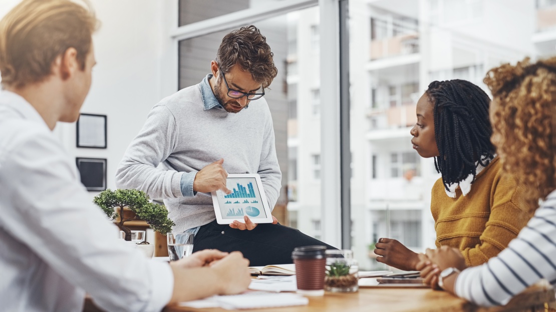 Équipe analysant les résultats du tableau de bord achats