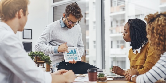 Équipe analysant les résultats du tableau de bord achats