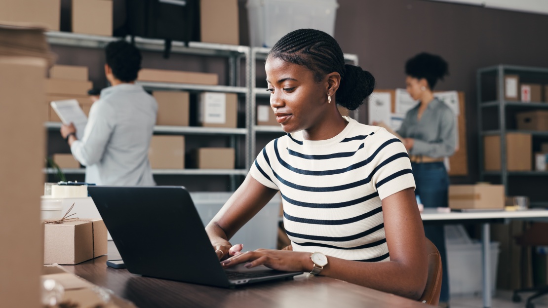 Une employée supervise ses opérations logistiques grâce aux smart contracts.