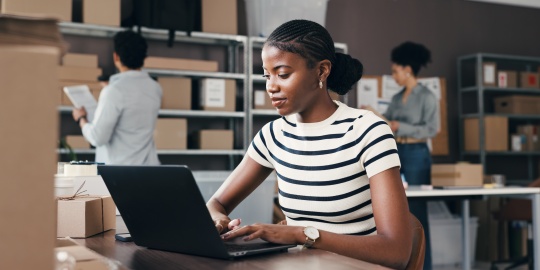 Une employée supervise ses opérations logistiques grâce aux smart contracts.