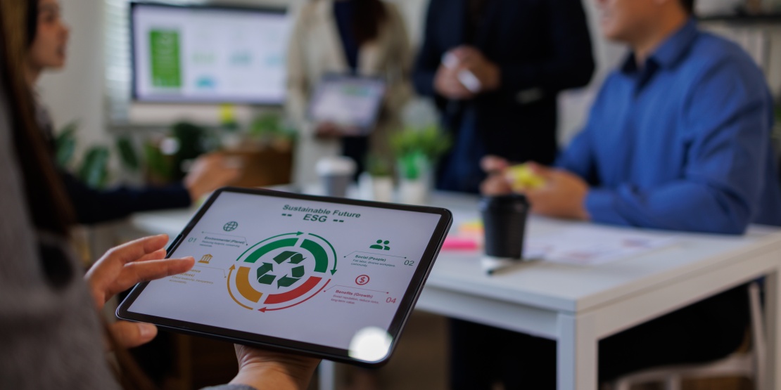 Une équipe analyse des indicateurs ESG pour réaliser le calcul de l’empreinte carbone produit