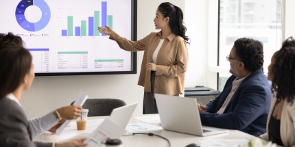 Une collaboratrice présente des indicateurs de performance pour renforcer le SROI[