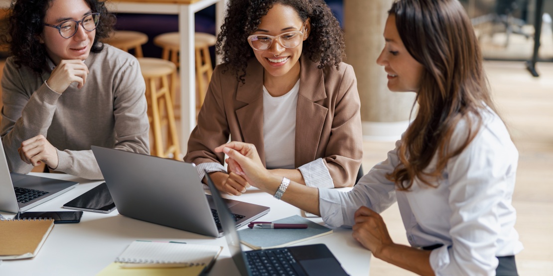 Une équipe inspecte un entrepôt pour anticiper les risques climatiques