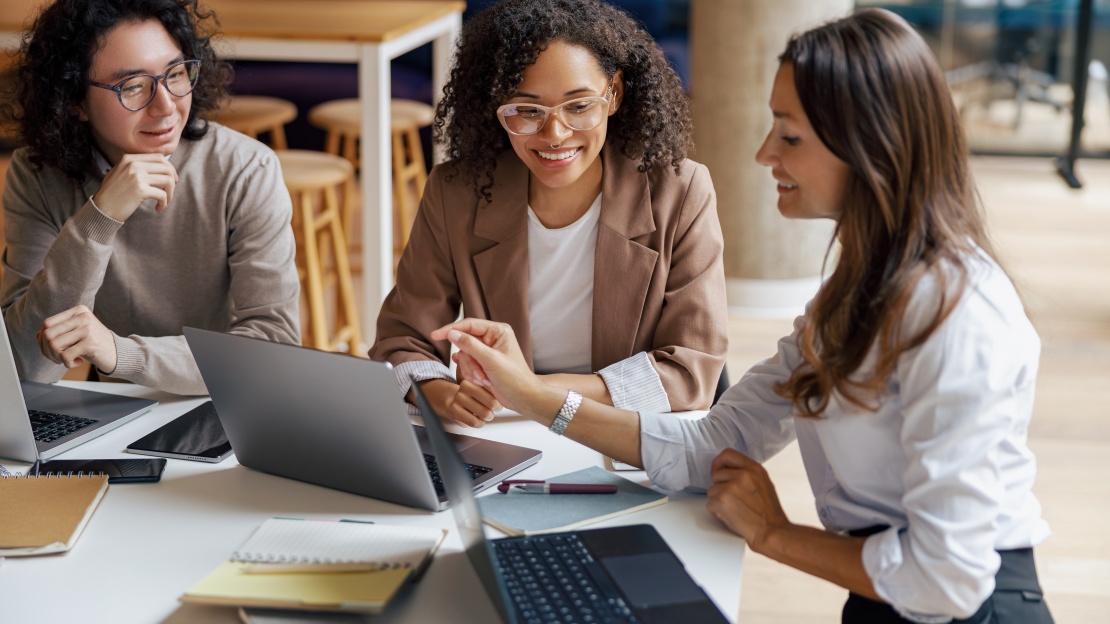 Une équipe inspecte un entrepôt pour anticiper les risques climatiques