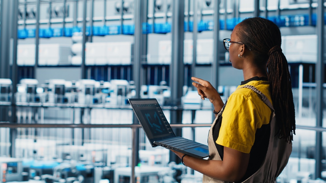 An engineer controls production through IoT supply chain.