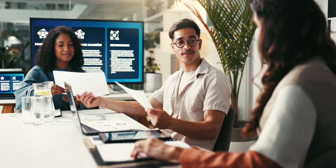 Presentation of a strategic document to a team as part of implementing the CSDDD Directive.