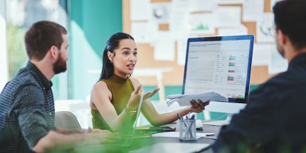 Des collaborateurs en réunion analysant des données de chaîne d’approvisionnement dans une stratégie de friendshoring.