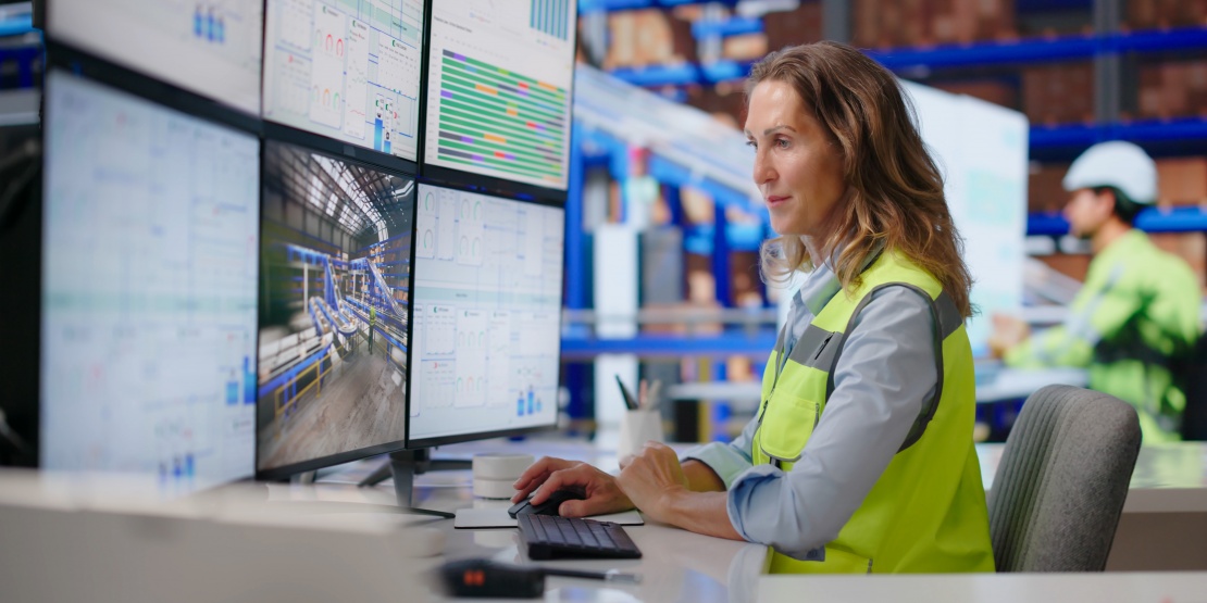 Une responsable logistique suit les indicateurs de performance sur un tableau de bord afin de mesurer l’OTIF (On Time In Full) des livraisons.