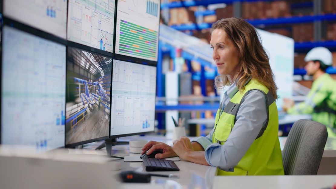 Une responsable logistique suit les indicateurs de performance sur un tableau de bord afin de mesurer l’OTIF (On Time In Full) des livraisons.