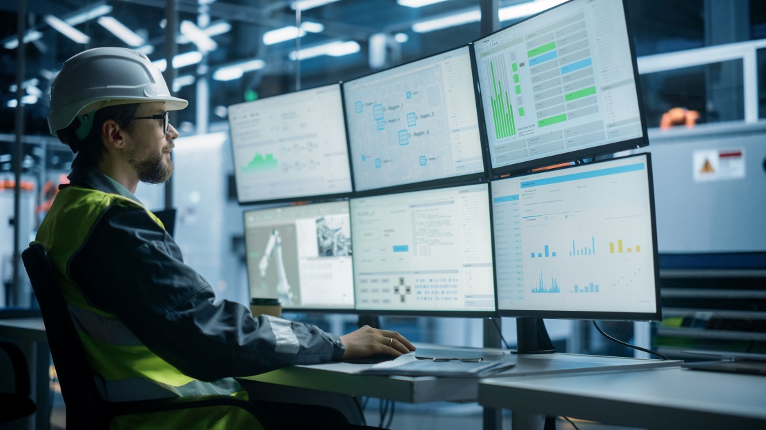 Un collaborateur pilote des tableaux de bord industriels sur écrans pour suivre la performance d’une offre product-as-a-service (PaaS).