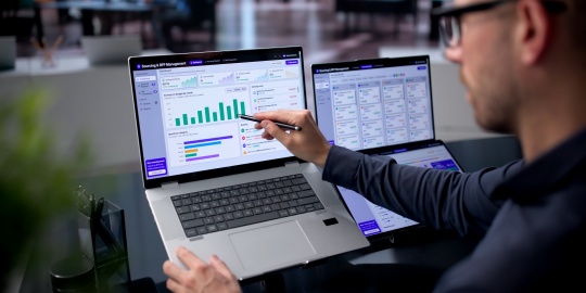 A manager analyses the performance indicators of a sourcing platform to track compliance with a service level agreement.