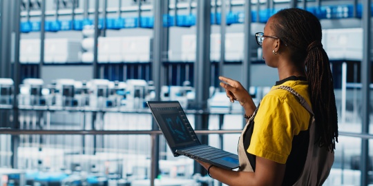 Un ingénieur contrôle la production grâce au IoT supply chain