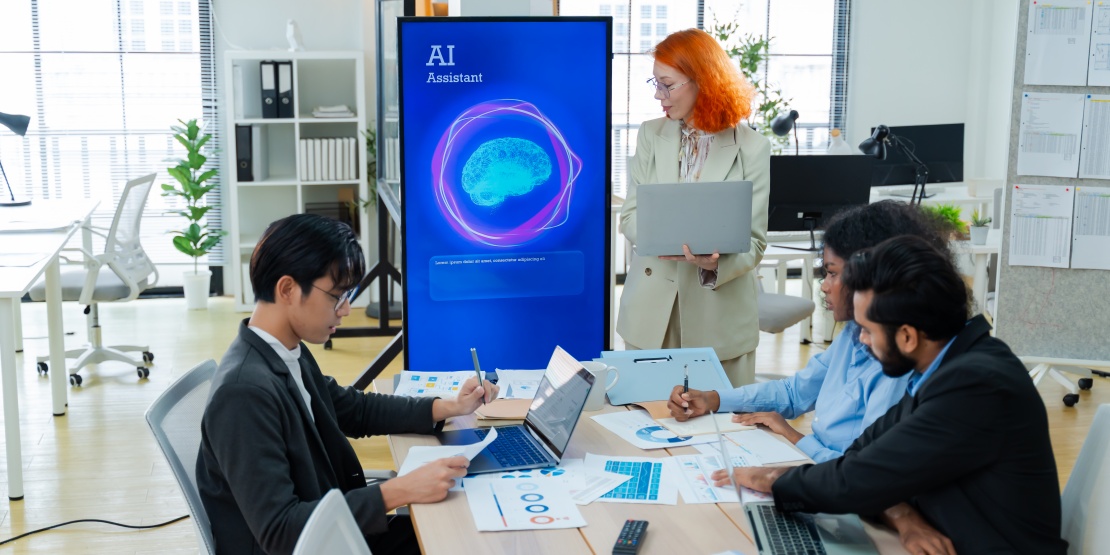 Experts analyse data and advanced models thanks to agentive AI.