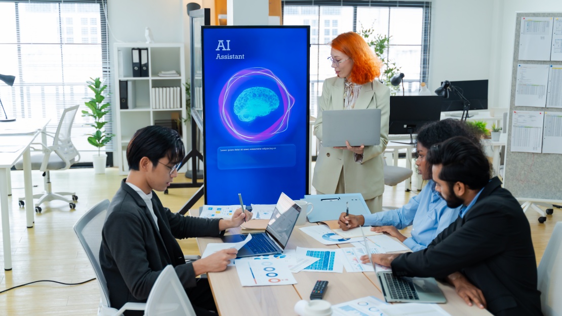 Experts analyse data and advanced models thanks to agentive AI.