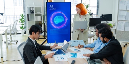 Experts analyse data and advanced models thanks to agentive AI.