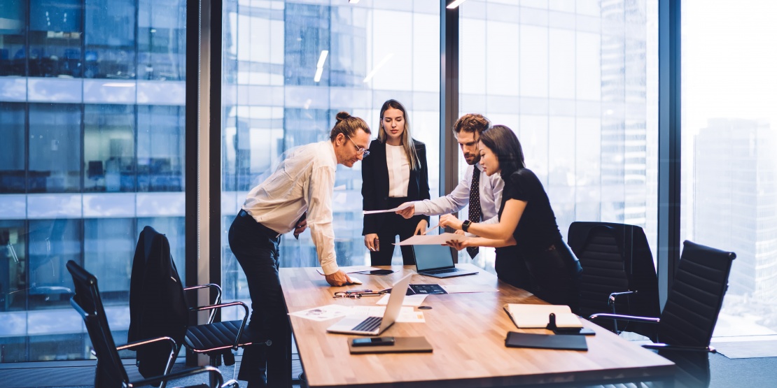 A procurement team and finance department reviewing contractual documents to define or renegotiate escalation clauses that adjust prices to market index developments.