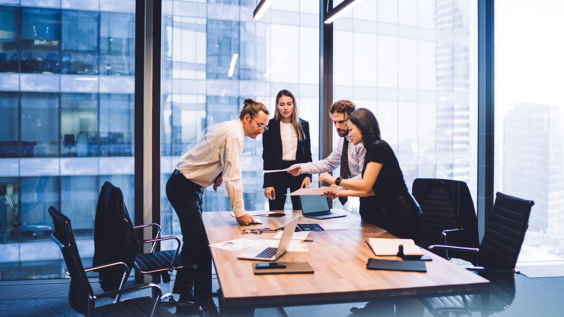 A procurement team and finance department reviewing contractual documents to define or renegotiate escalation clauses that adjust prices to market index developments.