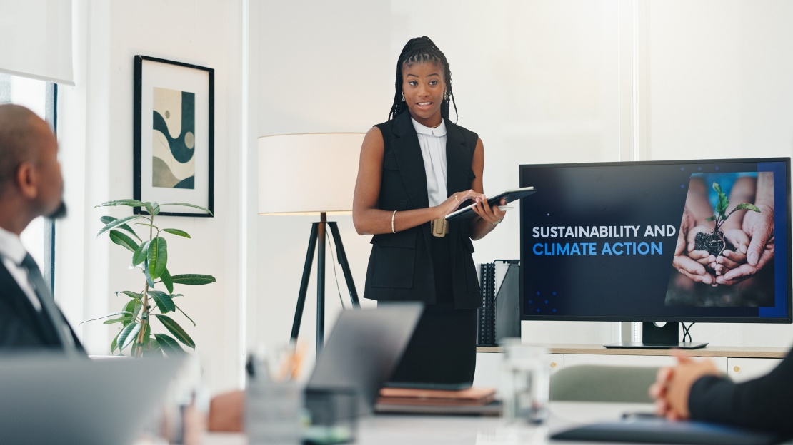 A buyer analysing ESG indicators on a dashboard to manage an ethical sourcing policy and measure ethical procurement performance.