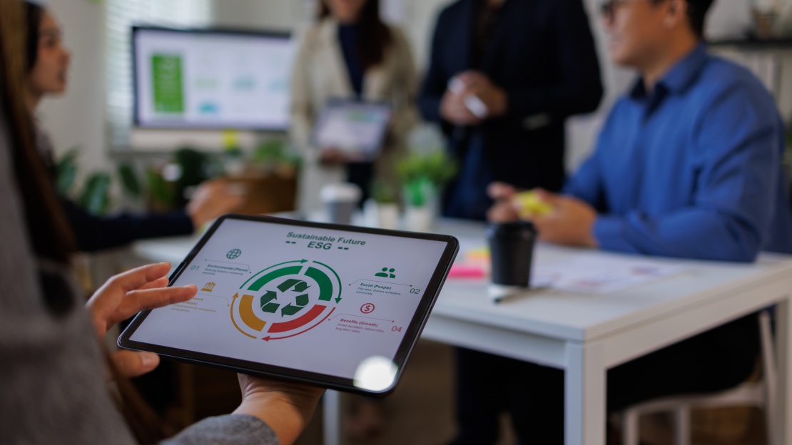 Une équipe échange sur des objectifs durables liés à la finance verte.