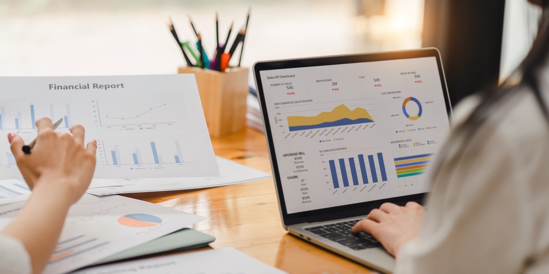 Des collaborateurs analysent un rapport financier et des tableaux de bord pour mesurer l’impact de l’inflation par les coûts sur la rentabilité de l’entreprise.