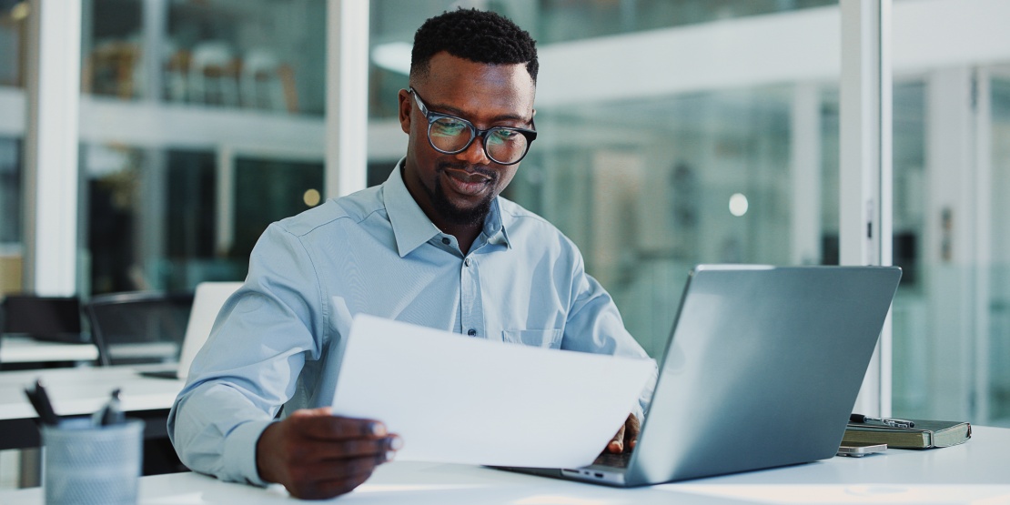 A purchasing manager leads a meeting on the cost structure of a product or service as part of an open book costing approach aimed at strengthening supplier transparency.