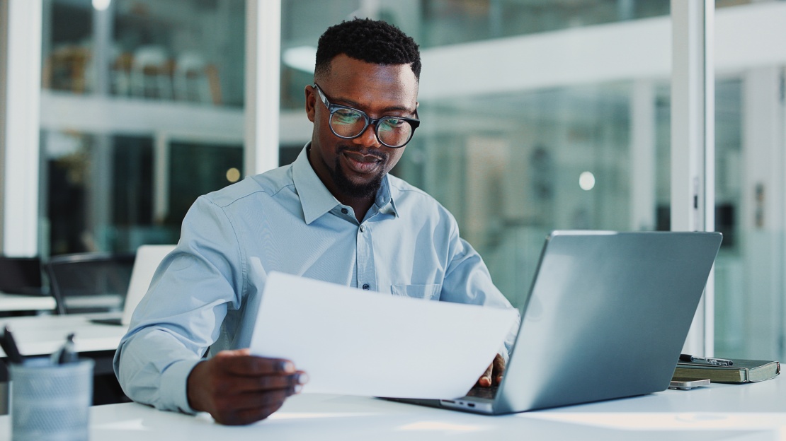 A purchasing manager leads a meeting on the cost structure of a product or service as part of an open book costing approach aimed at strengthening supplier transparency.