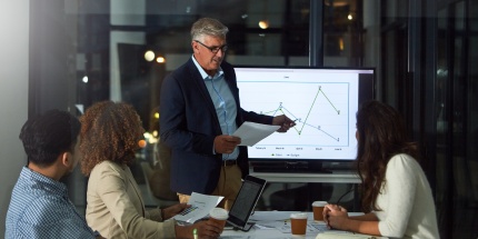 Deux collaboratrices analysent des tableaux de bord afin de suivre et d’optimiser les frais généraux de l’entreprise.