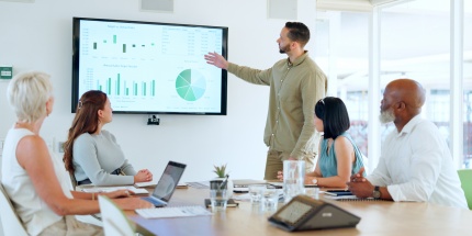 A team discusses performance indicators to evaluate the benefits of Procurement as a Service and optimise their sourcing strategy.