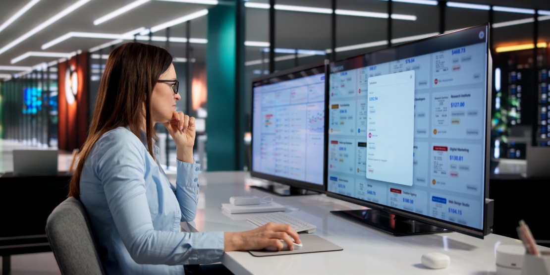 Une équipe collabore autour d’un tableau de travail pour construire une should-cost analysis, en identifiant les composantes de coût d’un produit ou d’un service avant une négociation fournisseur.