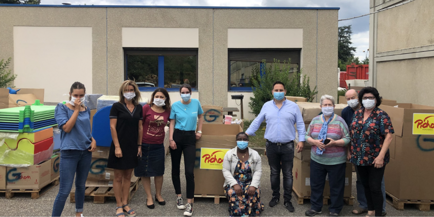 Collaborateurs de Papeteries PIchon préparant des colis pour des dons de produits à l'Unicef