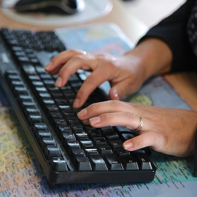 Personne tapant sur un clavier d'ordinateur pour illustrer l'éthique et l'anticorruption chez Manutan