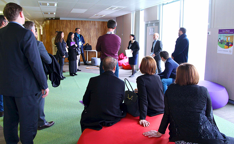 Groupe de personnes visitant les locaux de Manutan