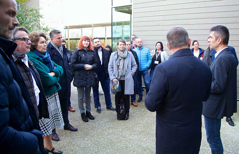 Personnes visitant les alentours des locaux de Manutan