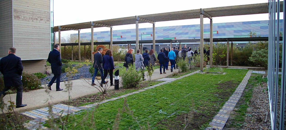 Personnes visitant les alentours des locaux de Manutan