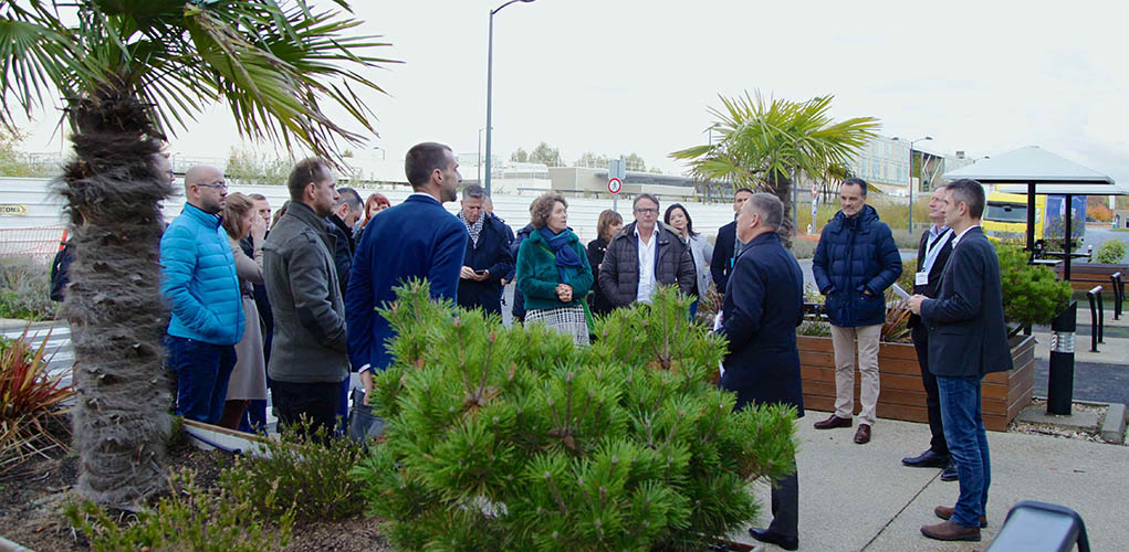 Personnes visitant les alentours des locaux de Manutan