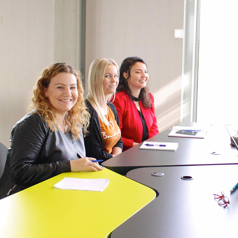 Trois personnes souriantes représentant des startuppers