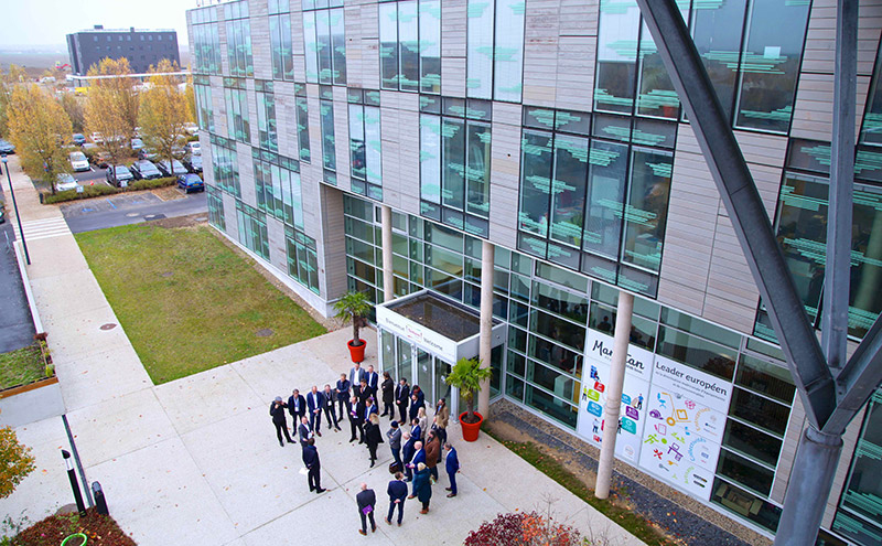 Group of people gathered in front of the entrance of a building for Manutan Purshasing Day 2018