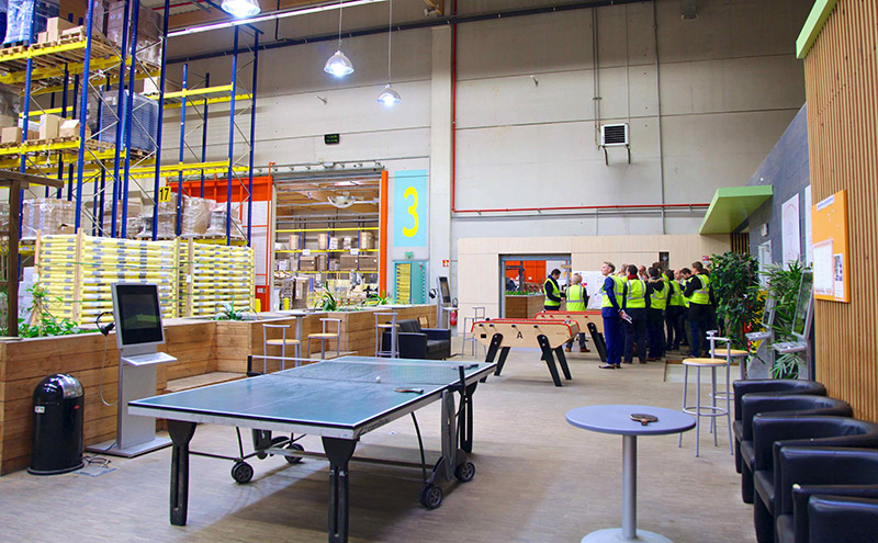 Group of people visiting the buildings of Manutan