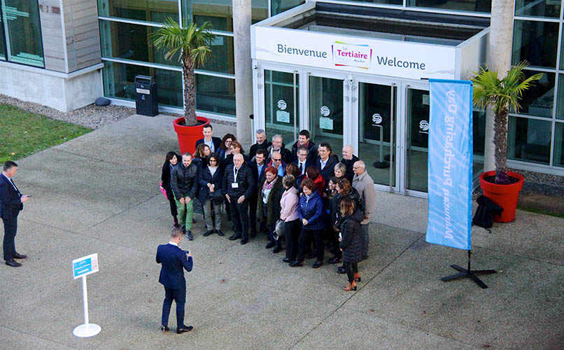 Group photo in front of the entrance to a building during Manutan Purshasing Day 2019