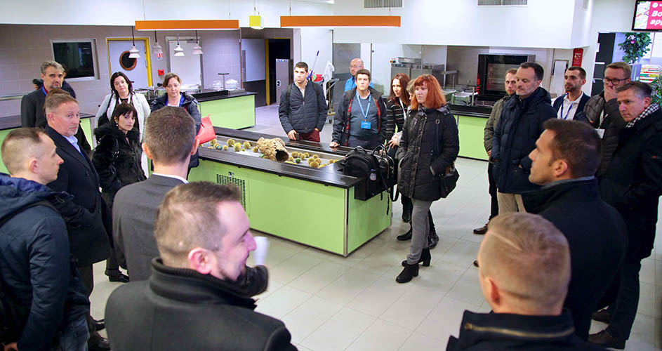 People visiting the Manutan cafeteria