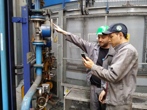 Deux ouvriers travaillant pour illustrer l'e-commerce dans la distribution d'équipements BtoB